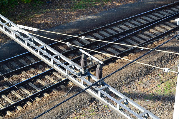 Άποψη των εναέριων γραμμών επί της σιδηροτροχιάς, θέα από ψηλά. - Φωτογραφία, εικόνα