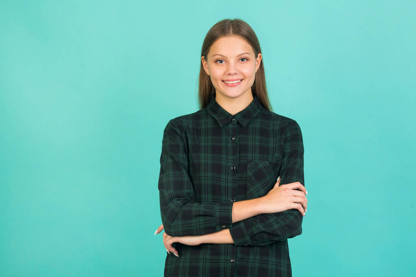 beautiful young woman in a green shirt on a green background - Valokuva, kuva