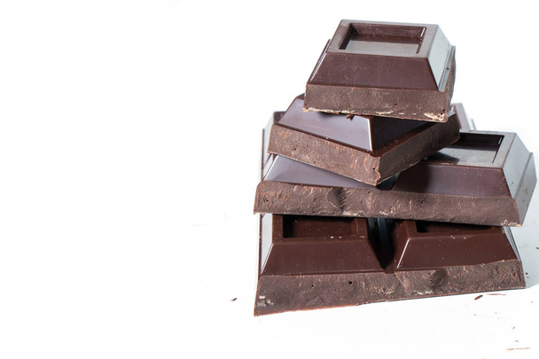 Beyaz arka planda izole edilmiş çikolata parçaları - Fotoğraf, Görsel