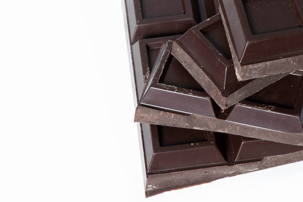 Pedaços de chocolate isolados sobre fundo branco - Foto, Imagem