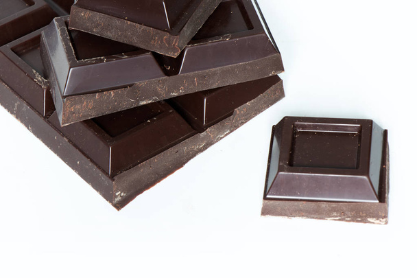 Stücke Schokolade isoliert auf weißem Hintergrund - Foto, Bild