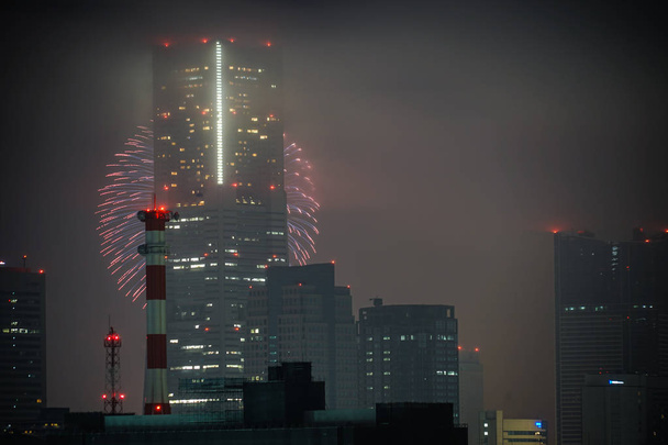 Yokohama Landmark Tower e fogos de artifício (Crepúsculo espumante 2019
) - Foto, Imagem
