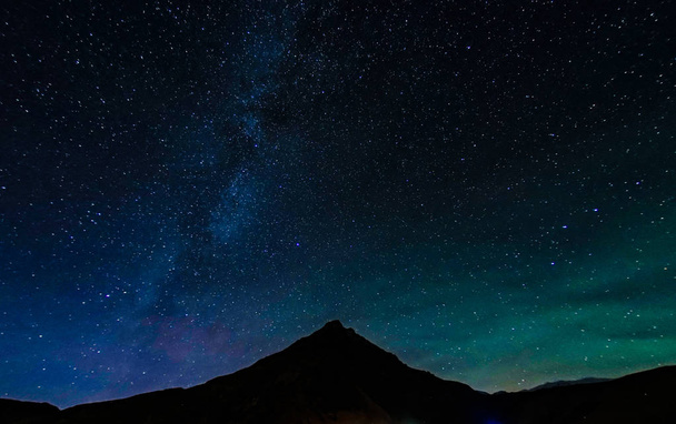 Silueta de montaña y cielo estrellado (Islandia
) - Foto, Imagen