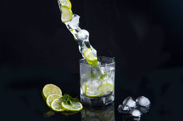 Summer cocktail mojito with splash on black background - Foto, Imagen