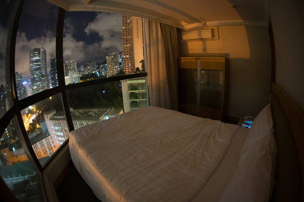 Nachtzicht dat zichtbaar is vanuit het hotel in Hong Kong - Foto, afbeelding
