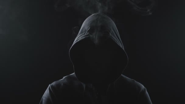 Video muže v kapuci s kouřem uvnitř - Záběry, video