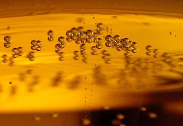 Luchtblaasjes in champagneglas - Foto, afbeelding