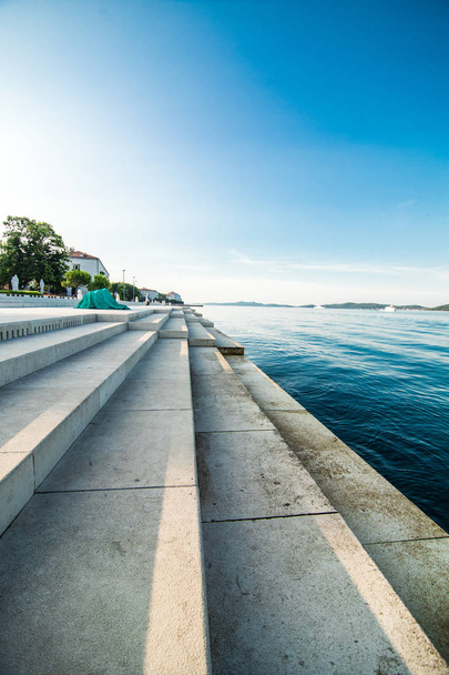 Zadar, Croácia - julho de 2019: Órgãos do mar de Zadar - instrumento musical alimentado pelo fluxo submarino
 - Foto, Imagem