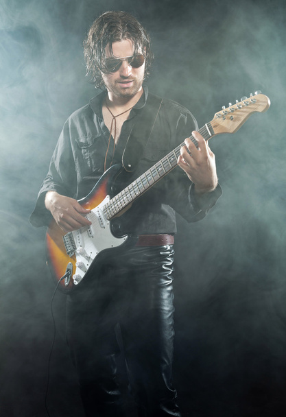 Psychedelic rock guitarist with long brown hair and beard. Weari - Foto, imagen