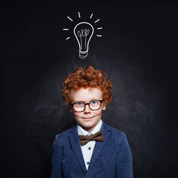 Smart kid with lightbulb portrait - 写真・画像