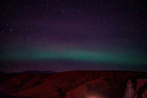 Na Islandu Aurora a horská silueta - Fotografie, Obrázek