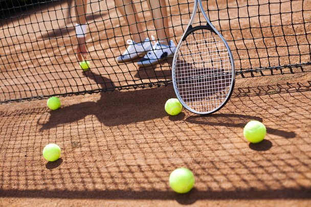ρακέτα του τένις με την μπάλα του τένις - Φωτογραφία, εικόνα