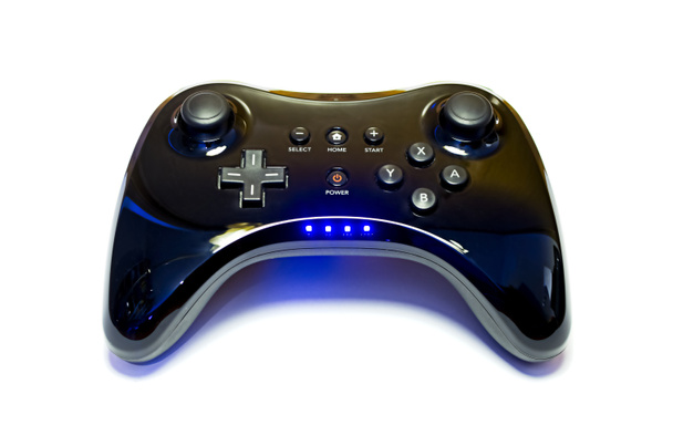 Чорний бездротовий ігровий контролер на білому тлі з синє світло на
 - Фото, зображення