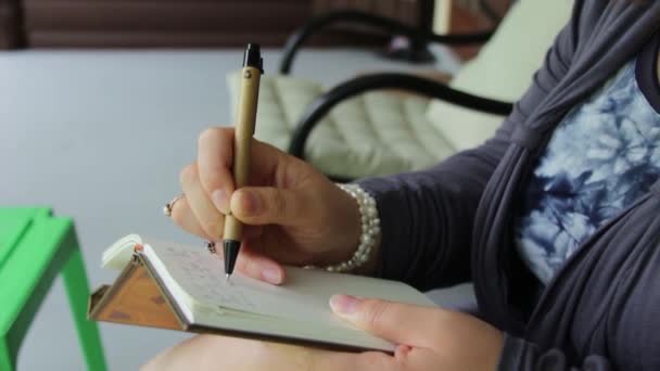 Mujer de cámara lenta escribiendo en cuaderno en cubierta
 - Metraje, vídeo