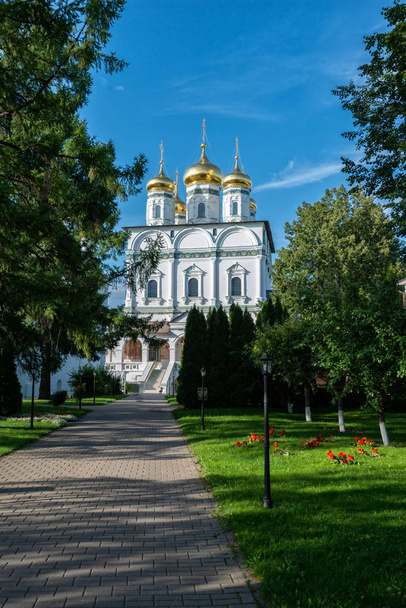 A beautiful alley approaches the central Cathedral of the monastery. Russian shrines. Joseph-Volotsky Monastery in Teryaev. Moscow region, Teryaevo. - Foto, imagen