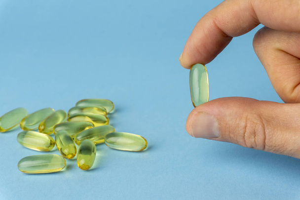 Balık yağı (balık yağı) kapsülleri. Omega 3 vitaminleri sarı jelatin - Fotoğraf, Görsel