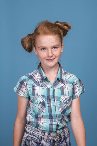 Συναισθηματικό πορτρέτο ενός μικρού αστεία άτακτο κορίτσι με κόκκινα μαλλιά  - Φωτογραφία, εικόνα