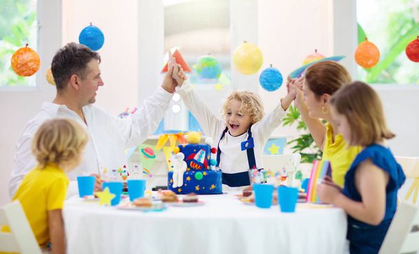 Crianças espaço tema festa de aniversário com bolo
. - Foto, Imagem