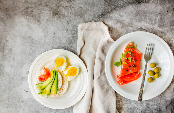 Rice crispy cakes with avocado and fresh salted salmon fillet wi - Foto, Imagen