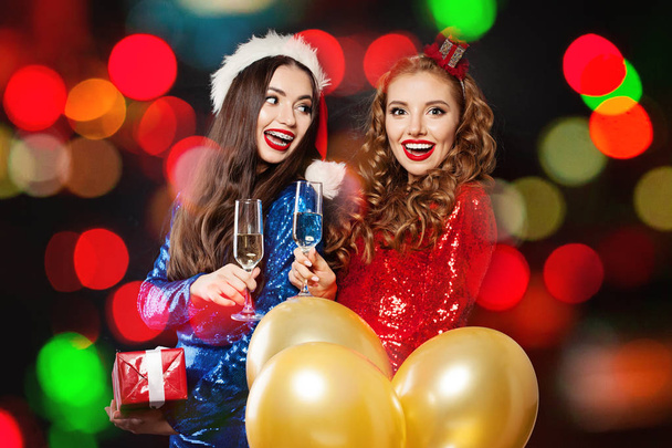 Boldog Karácsonyi női portrét. Téli divat lányok elvont bokeh csillogó csillogás party háttér - Fotó, kép