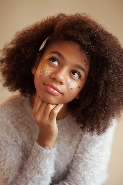 Cute beautiful girl with shiny makeup - Foto, afbeelding