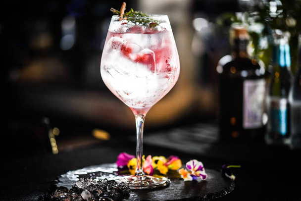 bebida tónica de gin fresco com frutas e especiarias
 - Foto, Imagem