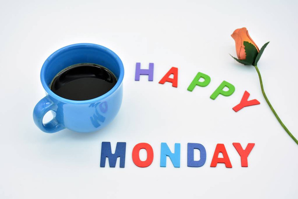Feliz segunda-feira, feita com letras coloridas, e uma xícara de café azul
 - Foto, Imagem