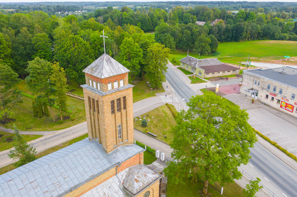 Hermosa vista aérea desde el dron en Akniste, Letonia. Iglesia Católica en el soleado día de verano. Patrimonio arquitectónico
. - Foto, imagen