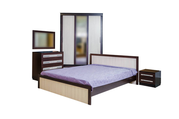 Schlafzimmergarnitur, Kleiderschrank, großes Bett, Spiegel mit Nachttischen, lila Tagesdecke - Foto, Bild