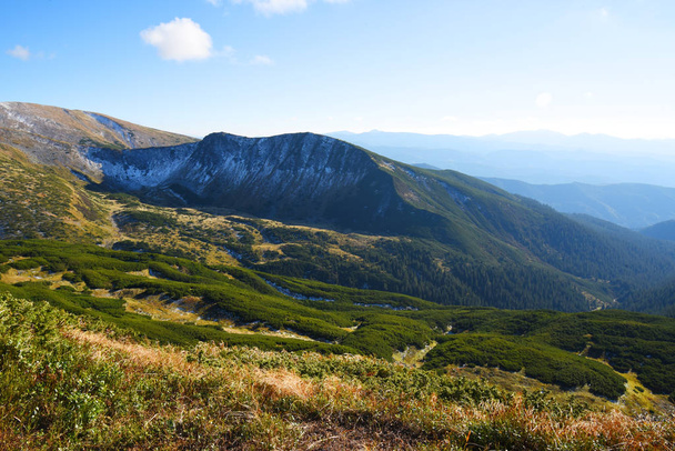 Paysage des Carpates avec sommets montagneux, chaînes de montagnes, pentes boisées, placard de pierres
 - Photo, image