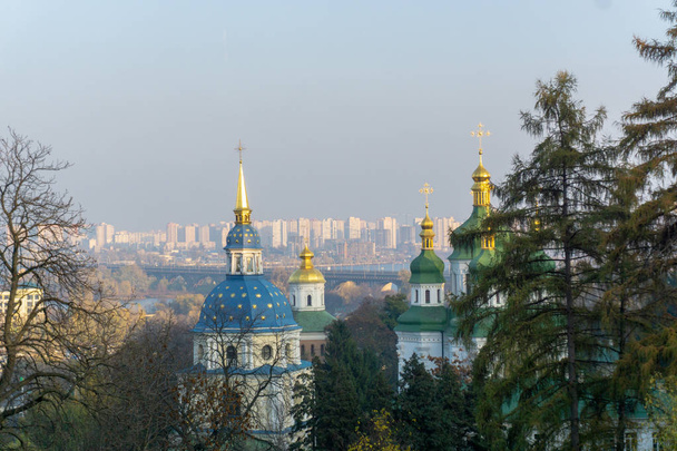 Ukrayna, Kyiv 'deki Vydubychi Manastırı' nın güzel sonbahar manzarası - Fotoğraf, Görsel