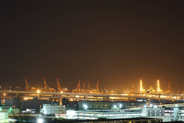 Teollisuusalue, joka on näkyvissä kukkulapuistosta näköalalla satamaan
 - Valokuva, kuva