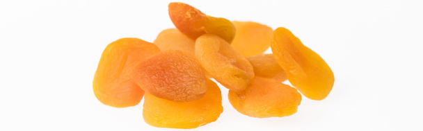 Haufen köstlicher getrockneter Aprikosen isoliert auf weißer, panoramischer Aufnahme - Foto, Bild