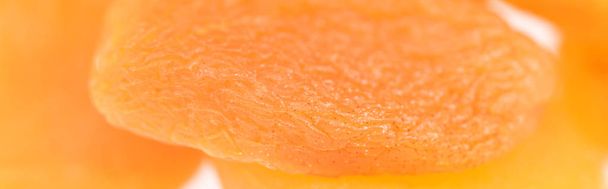 zblízka pohled na lahodné sušené meruňky izolované na bílém, panoramatický záběr - Fotografie, Obrázek