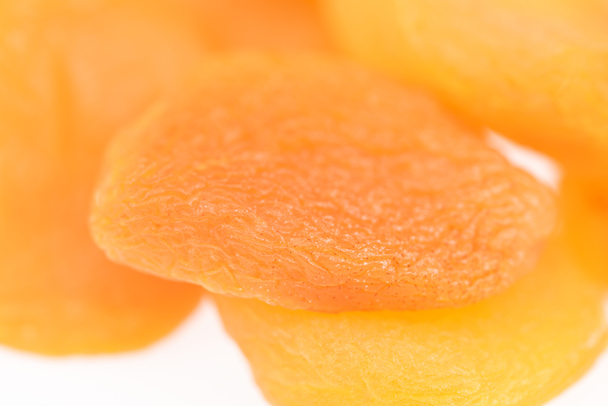 close-up zicht op heerlijke gedroogde abrikozen geïsoleerd op wit - Foto, afbeelding