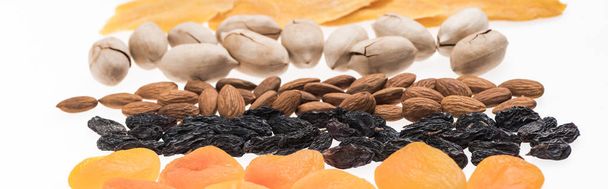 Různé turecké sušené ovoce a ořechy izolované na bílém, panoramatický výstřel - Fotografie, Obrázek