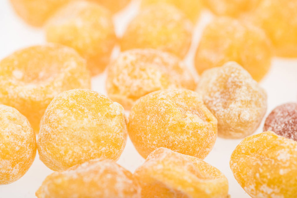 zblízka pohled na sušené čínské mandarinky izolované na bílém - Fotografie, Obrázek