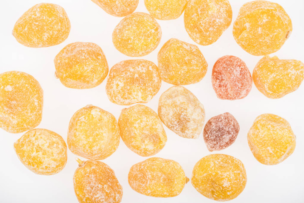 vrchní pohled na sušené čínské mandarinky izolované na bílém - Fotografie, Obrázek