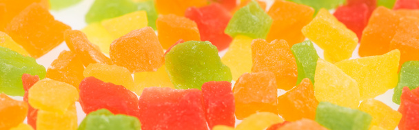 κοντινή προβολή πολύχρωμα νόστιμα ζαχαρωμένα φρούτα που απομονώνονται σε λευκό, πανοραμική λήψη - Φωτογραφία, εικόνα