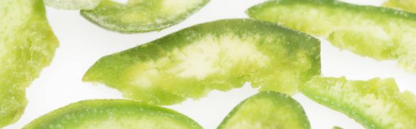 close-up uitzicht op groen suikerzoet gekonfijt fruit geïsoleerd op wit, panoramisch schot - Foto, afbeelding