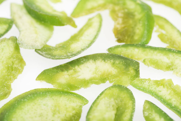 vista de cerca de fruta confitada azucarada verde aislada en blanco
 - Foto, imagen