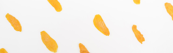 Draufsicht auf getrocknete Mango-Scheiben isoliert auf weißer, panoramischer Aufnahme - Foto, Bild