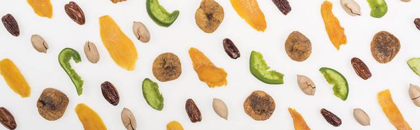 新鮮なナッツ、ドライフルーツ、白くてパノラマのショットで隔離された砂糖漬けの果物のトップビュー - 写真・画像