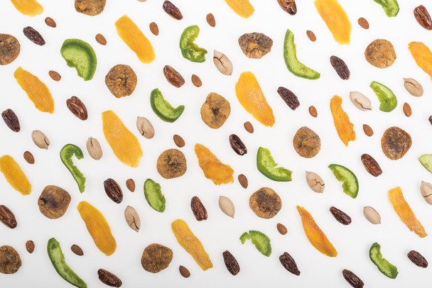вид сверху на разнообразные орехи, сухофрукты и конфеты, изолированные на белом
 - Фото, изображение