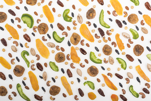 vue de dessus des noix assorties, des fruits secs et des fruits confits isolés sur blanc
 - Photo, image