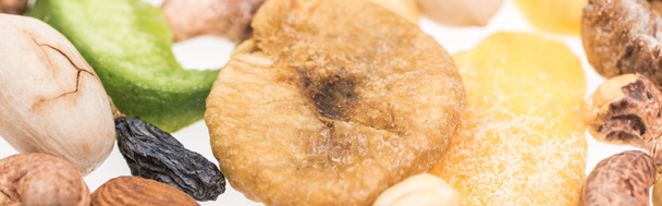 トルコ産のナッツやドライフルーツ、白くてパノラマのショットで隔離された砂糖漬けの果物を間近で見ることができます - 写真・画像