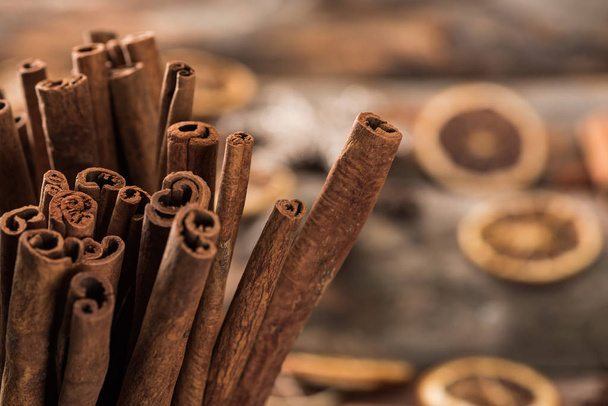 close up view of aromatic fresh cinnamon sticks  - Foto, afbeelding