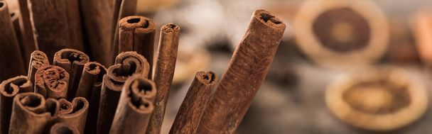 close up view of aromatic fresh cinnamon sticks, panoramic shot - Foto, Imagem