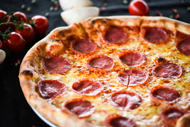 おいしいディアボラピザとイタリアのサラミ&ペパロニ - 写真・画像