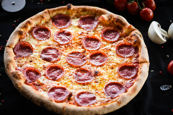νόστιμη πίτσα diavola με ιταλικό σαλάμι & πεπερόνι - Φωτογραφία, εικόνα